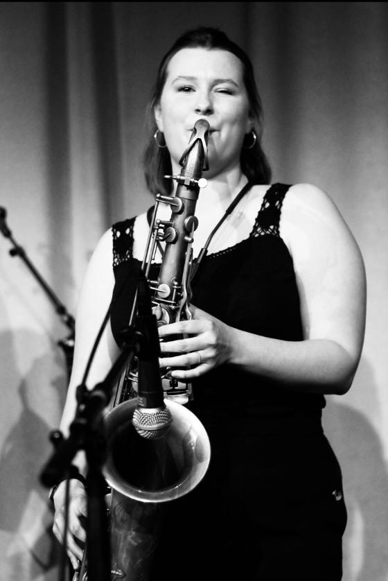 Bilde av Maride som spiller saxofon
